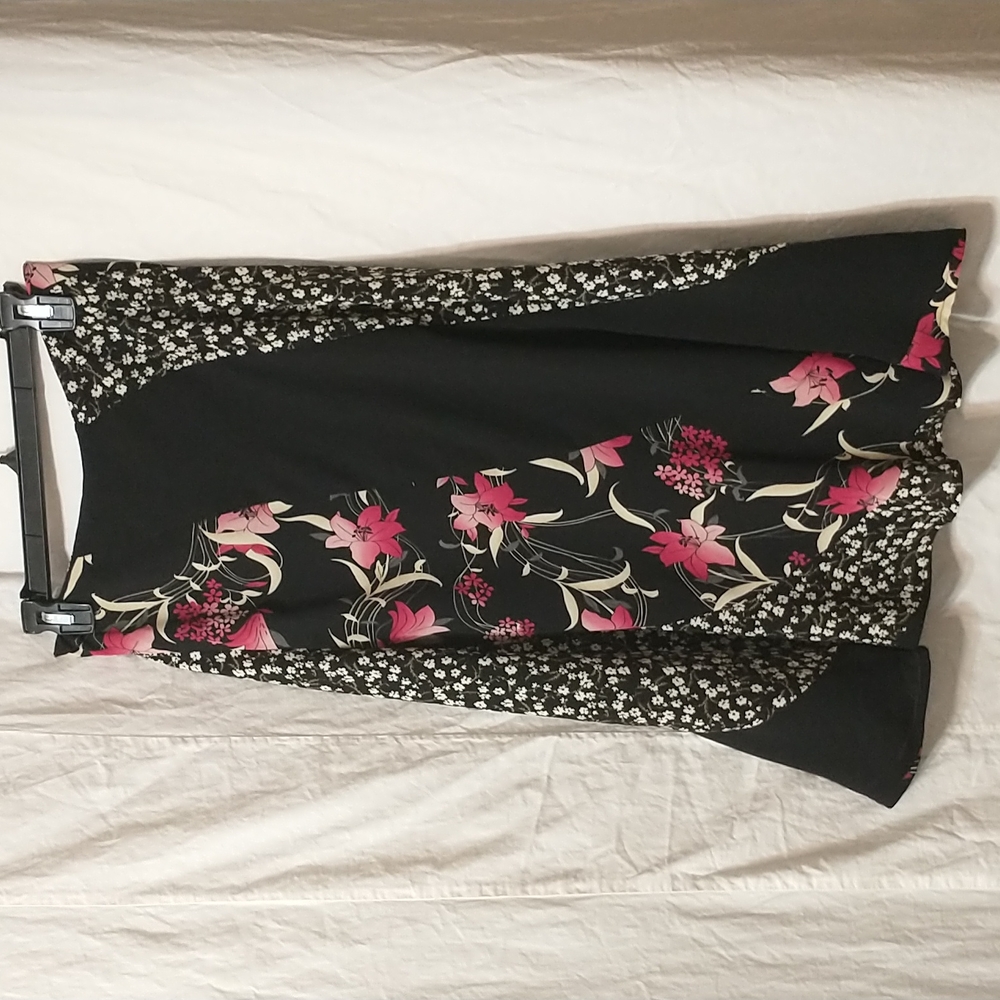 axcess by Liz Claiborne F Black Foral skirt, Size 4
